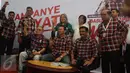 Cagub dan cawagub DKI Jakarta, Basuki Tjahaja Purnama dan Djarot Saiful Hidayat bersama Juru Bicara Tim Pemenangan Ahok-Djarot, Ruhut Sitompul disela menerima pengaduan warga di Rumah Lembang, Jakarta, Rabu (16/11). (Liputan6.com/Gempur M Surya)