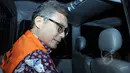 Sherman Rana Khrisna saat berada di dalam mobil tahanan KPK setelah menjalani pemeriksaan sebagai tersangka di KPK, Jakarta, Jumat (8/5/15). KPK menahan Sherman terkait kasus ke Badan Pengawas Perdagangan Berjangka Komoditi . (Liputan6.com/Helmi Afandi)