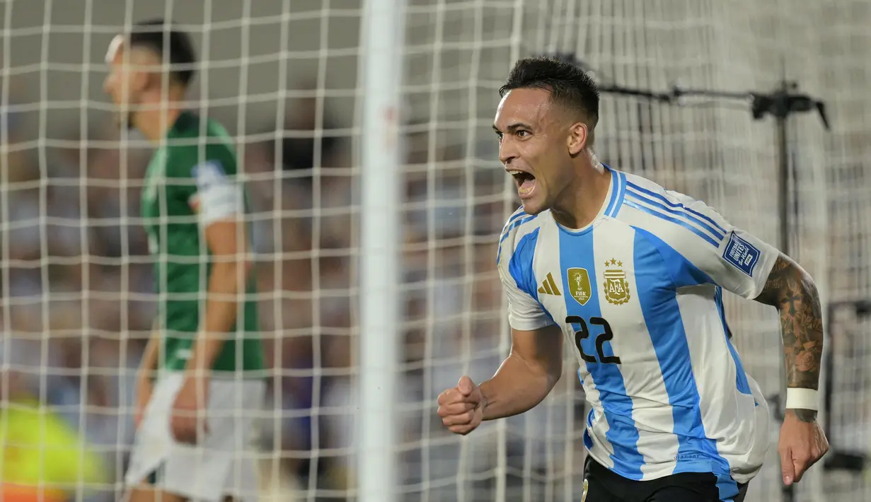 Jelang akhir babak pertama, Lautaro Martinez sukses menggandakan keunggulan Argentina pada menit ke-43. (JUAN MABROMATA/AFP)
