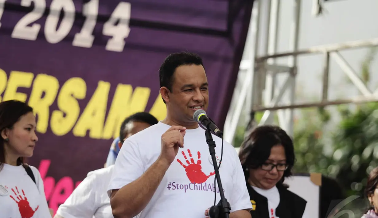 Mendikbud Anies Baswedan saat aksi damai "Memutus Mata Rantai Darurat Kekerasan Terhadap Anak" di kawasan Bundaran HI, Jakarta, Minggu (14/12/2015). (Liputan6.com/Faizal Fanani)