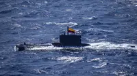 Pemandangan kapal selam Kolombia saat latihan militer 70 mil laut (130 kilometer) dari Cartagena, Kolombia, 28 Februari 2022. Kolombia dan AS memulai latihan militer di Karibia yang mencakup kegiatan dengan kapal selam nuklir. (PRENSA ARMADA DE COLOMBIA/Colombian National Navy/AFP)