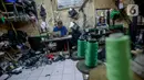 Pekerja membuat produk tas di unit produksi Artrek, Jakarta, Selasa (3/11/2020). Pemprov DKI Jakarta telah memutuskan menaikkan upah minimum provinsi (UMP) 2021 sebesar Rp 4.416.186,548 atau meningkat 3,27 persen dari 2020 bagi perusahaan tidak terkena dampak COVID-19. (Liputan6.com/Faizal Fanani)