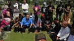 Bakal Cagub DKI, Rizal Ramli (kemeja biru) berziarah ke makam Benyamin Sueb di TPU Karet Bivak, Jakarta, Senin (5/9). Ziarah Rizal Ramli dalam rangka memperingati haul ke-21 tokoh Betawi yang akrab disapa Benyamin S itu. (Liputan6.com/Gempur M Surya)
