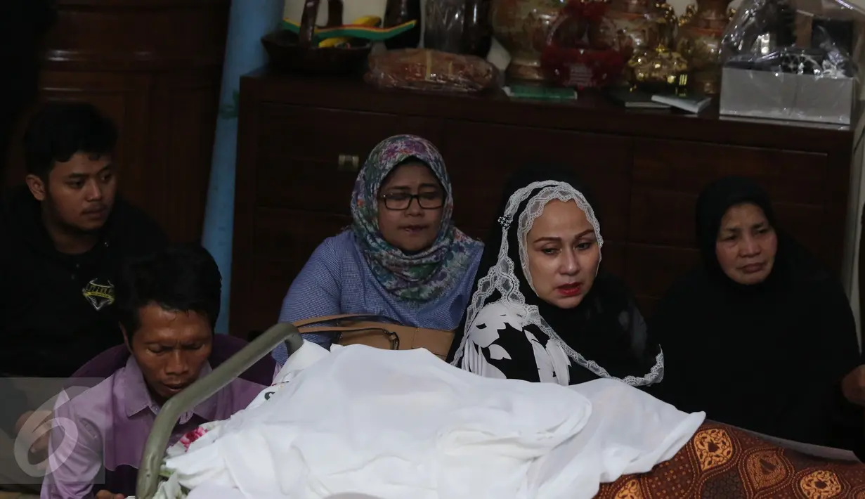 Pedangdut senior, Camelia Malik duduk disamping jenazah Susiana, istri komedian Tukul Arwana, saat melayat ke rumah duka di Cipete, Jakarta, Selasa (23/8). Jenazah istri Tukul rencananya akan dimakamkan di TPU Jeruk Purut. (Liputan6.com/Herman Zakharia)