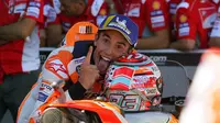 Selebrasi pembalap Repsol Honda, Marc Marquez usai memenangkan balapan MotoGP Aragon 2018. (Twitter/Repsol Honda)