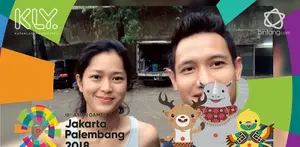 Meski berada dilokasi syuting, Lian Firman dan Prisia Nasution tetap beri dukungan untuk atlet pencak silat indonesia.