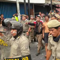 Penggusuran Kampung Pulo ternyata lebih sulit dari yang dibayangkan. Cerita mistis pun merebak.