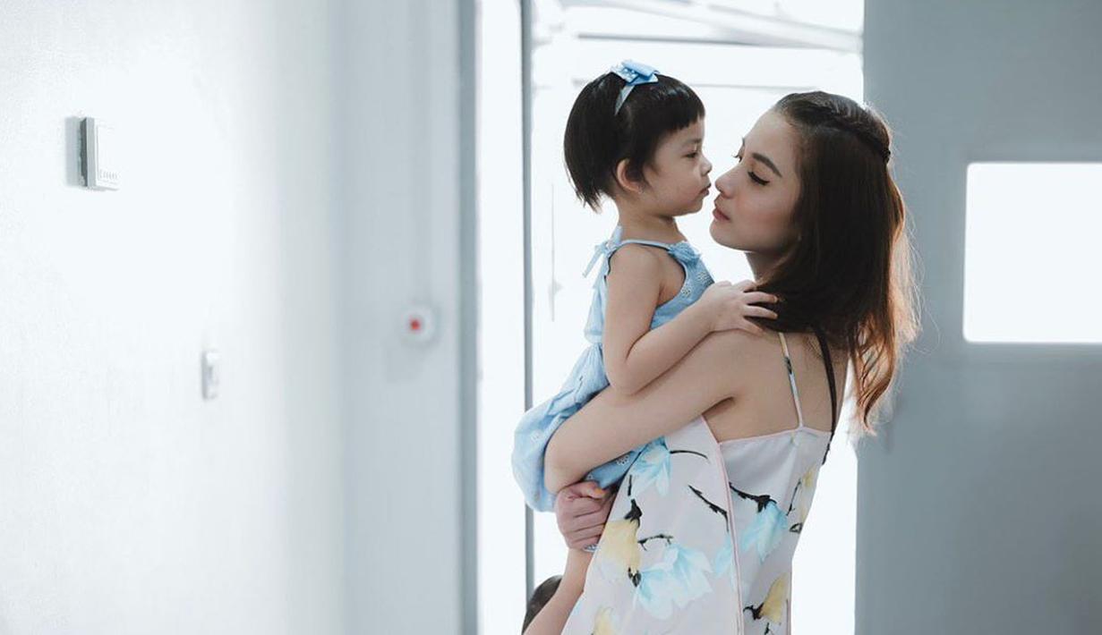 “Nastusha nggak cemburu sama sekali untungnya ya. Walaupun (awalnya) kita takut banget nambah anak kedua karena mikirin Nastusha-nya cemburu nggak, Nastusha udah siap belum,” ujar Chelsea Olivia kepada Kapanlagi, Sabtu (6/6). (Instagram/chelseaoliviaa)