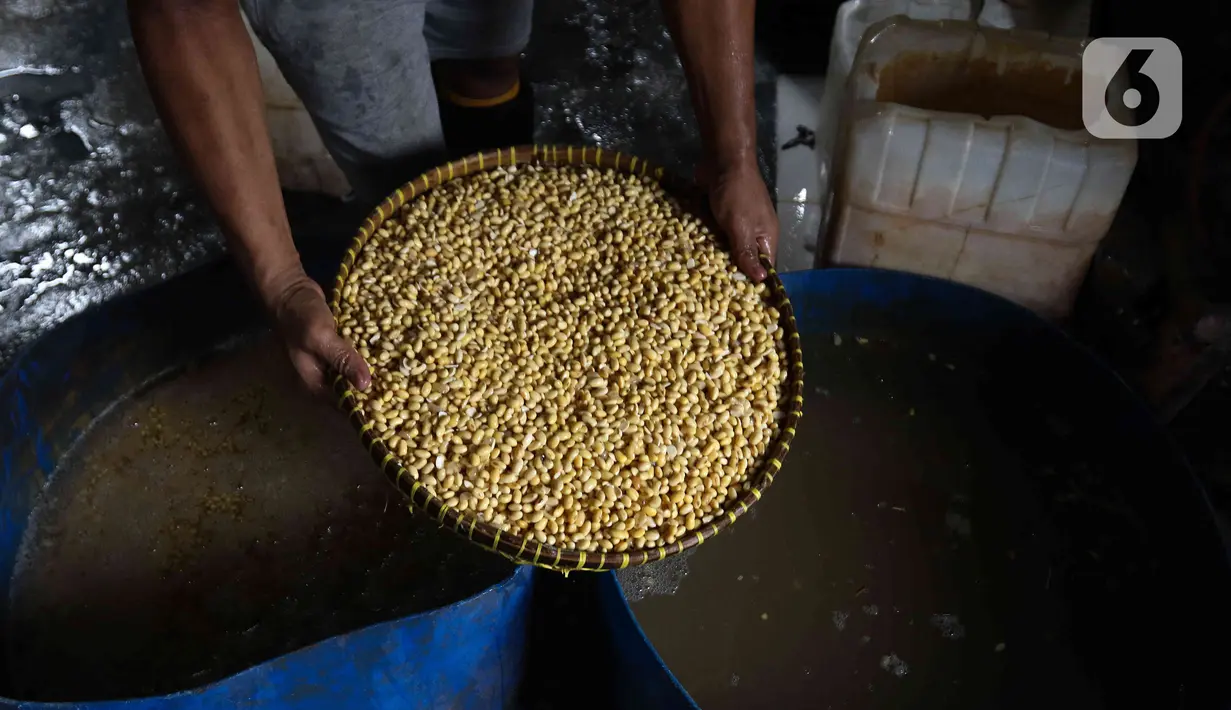 Pengrajin tahu menyelesaikan pembuatan tahu di pabrik kawasan Duren Tiga, Jakarta Selatan, Rabu (7/12/2022). Kenaikan harga kedelai membuat biaya produksi pengrajin tahu tempe ikut membengkak, berkisar 30-40 persen. (Liputan6.com/Herman Zakharia)