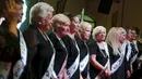 Para peserta berdiri di atas panggung saat mengikuti kontes kecantikan Miss Holocaust Survivor di Israel, Selasa (24/11). 13 wanita lansia mengikuti kontes kecantikan tahun ketiga yang diperuntukkan bagi korban selamat genosida Nazi. (REUTERS/Amir Cohen)