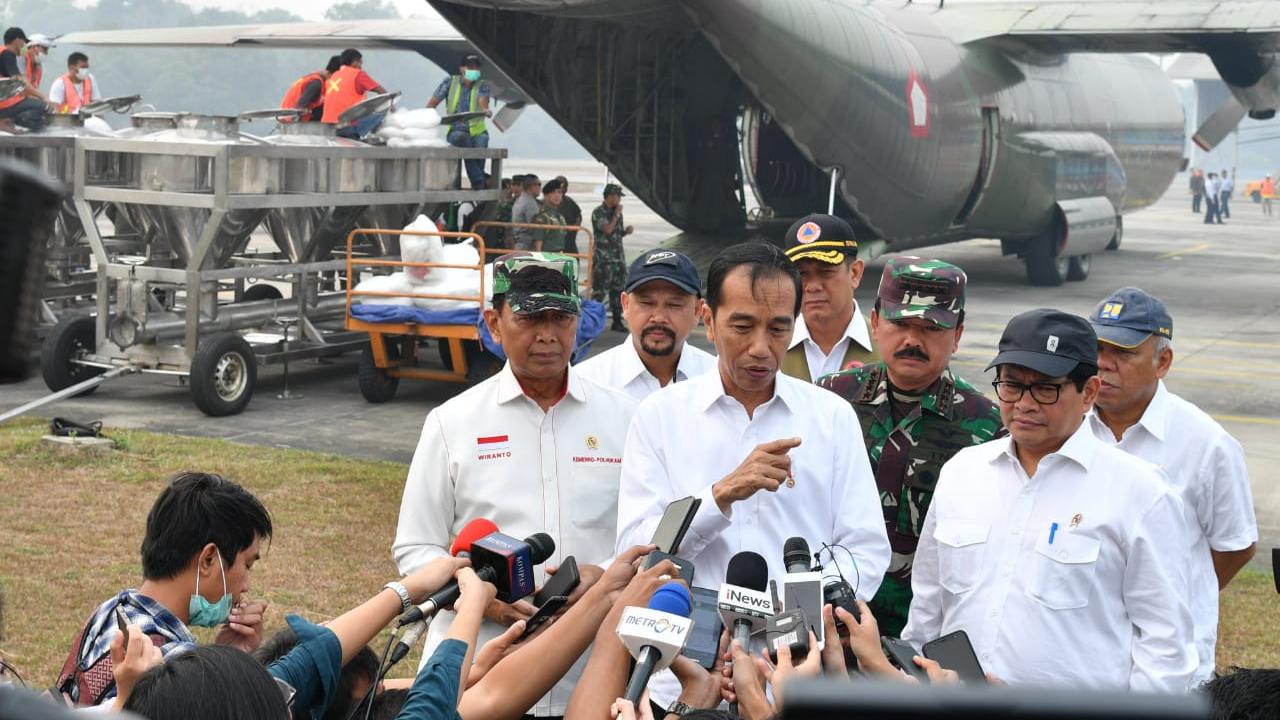 Presiden Jokowi meninjau kesiapan operasional pesawat penyemai.