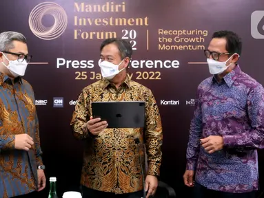 Chief Economist Bank Mandiri Andry Asmoro, Direktur Treasury & International Banking Panji Irawan dan Dirut Mandiri Sekuritas Oki Ramadhana berbincang jelang perhelatan Mandiri Investment Forum (MIF) 2022 di Jakarta (25/01/2022). MIF akan digelar pada 9 Februari 2022. (Liputan6.com/HO/Mandiri)