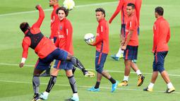 Adrien Rabiot unjuk kebolehan jugling didepan Neymar pada sesi latihan di Camp des Loges, Paris, (11/8/2017). PSG akan mengawali Liga 1 Prancis melawan Guingamp. (AFP/Alain Jocard)