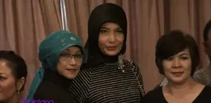 Arzeti tergerak untuk  ikut andil dalam pagelaran wayang orang ‘Sang Dewi Shinta’ untuk memberikan donasi bagi para guru SMA-nya. Menurutnya, jasa guru tidak akan tergantikan oleh apapun.