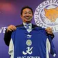 Vichai Raksriaksorn, CEO King Power Duty Free,Pengusaha Asal Thailand membeli klub Inggris Leicester City FC pada tahun 2010.  (AFP Photo / Christophe Archambault)