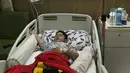 Yusuf Ivander Damares anak semata wayang pasangan Inul Daratista dan Adam Suseno. Ivander terbaring di ranjang rumah sakit. Foto berikutnya, Inul menunggu sang buah hati yang pulas tertidur. (Instagram/inul.d)
