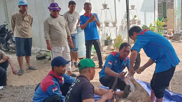 Bantu Buruh, KSPSI Bareng Kapolri Salurkan Hewan Kurban ke-12 Titik di Indonesia