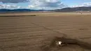 Rangkaian kereta melintasi padang yang terdampak kekeringan di Quirindi, New South Wales, Australia, 7 Agustus 2018. Di beberapa daerah yang kering, badai debu memaksa anak-anak mengenakan masker pelindung di peternakan. (GLENN NICHOLLS/AFP)