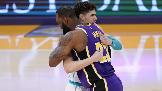 Pebasket Los Angeles Lakers, LeBron James, berpelukan dengan pemain Charlotte Hornets, LaMelo Ball.