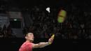 Chen Long berusaha mengembalikan kok ke arah Anthony Ginting pada perempatfinal Daihatsu Indonesia Master 2018 di Istora Senayan, Kamis (26/1/2018). Ginting menang 21-11 16-21 21-18. (Bola.com/Nick Hanoatubun)