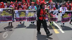 Massa perempuan dari beberapa elemen melakukan long march menuju Istana Presiden, Jakarta, Selasa (8/3). Aksi memperingati Hari Perempuan Internasional ini menuntut pemerintah menegakkan keadilan terhadap perempuan Indonesia. (Liputan6.com/Gempur M Surya)
