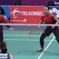 Ganda putri Indonesia, Della Destiara Haris/Rizki Amelia Pradipta mengarahkan kok ke arah pemain Jepang, Misaki Matsumoto/Ayaka Takahashi pada semifinal Bulutangkis Beregu Putri Asian Games 2018 di Jakarta, Selasa (21/8). (Liputan6.com/Helmi Fithriansyah)