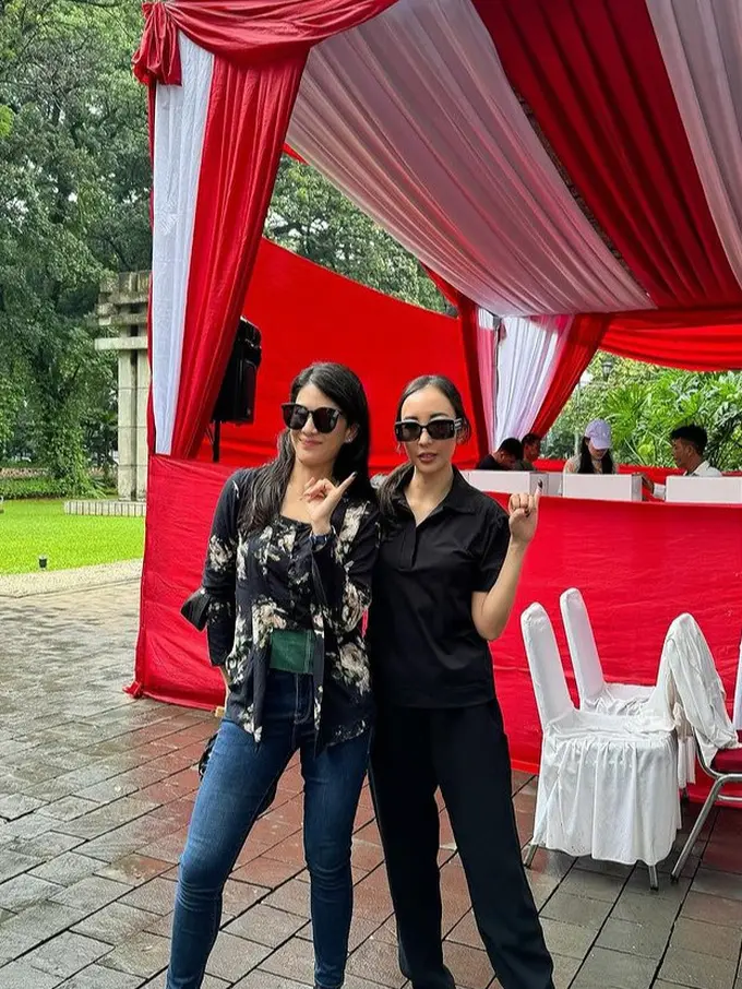 Gaya Publik Figure Kenakan Wastra Indonesia saat Nyoblos ke TPS