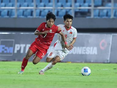 Pemain Timnas Indonesia U-17, Dava Yunna Adi Putra (kiri) berebut bola dengan pemain Vietnam, Nguyen Minh Thuy dalam laga Grup A Piala AFF U-17 2026 di Stadion Gelora Delta Sidoarjo, Sidoarjo, Jawa Timur, Minggu (19/04/2026). (Bola.com/M Iqbal Ichsan)