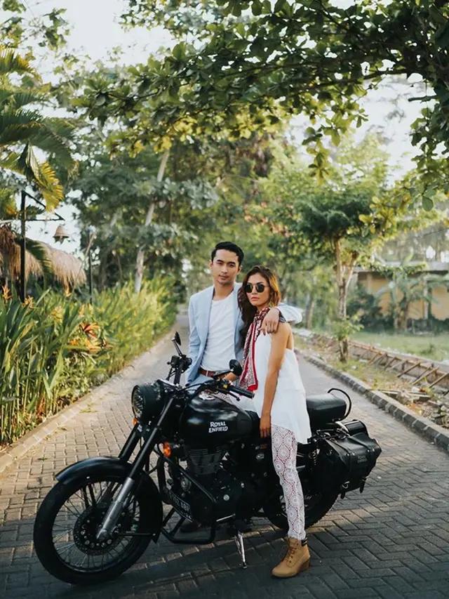 6 Potret Prewedding Gerald Yohanes 'Anak Langit' dan Mezty Mez, Mesra Bertema Alam