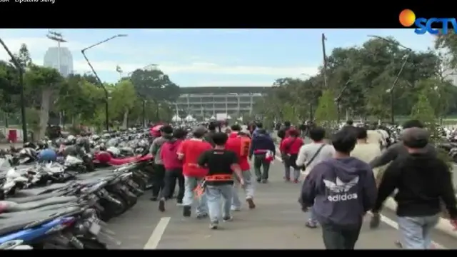 Mereka sengaja datang  sejak Sabtu dinihari. karena khawatir tak kebagian tiket.