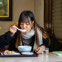 Ilustrasi perempuan makan/copyrightshutterstock/CandyRetriever