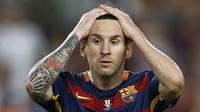 Bintang Barcelona, Lionel Messi kecewa usai gagal meraih kemenangan melawan Athletic Bilbao pada laga Piala Super Spanyol di Stadion Camp Nou, Spanyol, Senin (17/8/2015).Bilbao berhasil juara melalui agregat gol 5-1. (EPA/Alejandro Garcia)