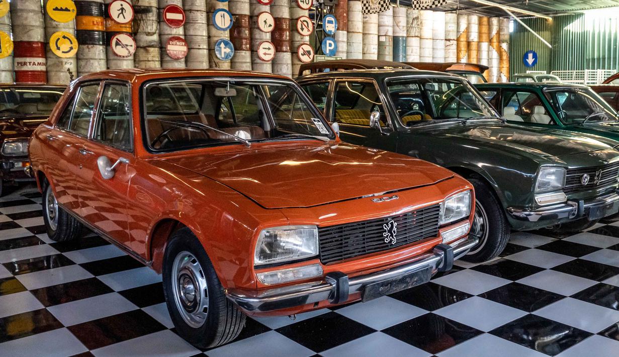 Foto yang diambil pada 14 Oktober 2025 ini menunjukkan Peugeot 504 GL tahun 1975 di Museum Mobil Antik Kebon, Bali. Koleksinya tidak main-main, dari mobil Plymouth tahun 1948 milik Ibu Negara Fatmawati, hingga Ford Model T biru buatan Amerika dari tahun 1917. (Dicky Bisinglasi/AFP)