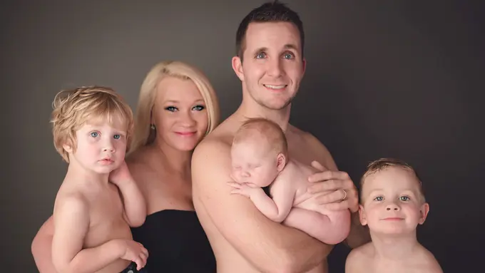 Kocak! Lagi Pemotretan, Bayi Ini Malah Kencing Seperti Air Mancur