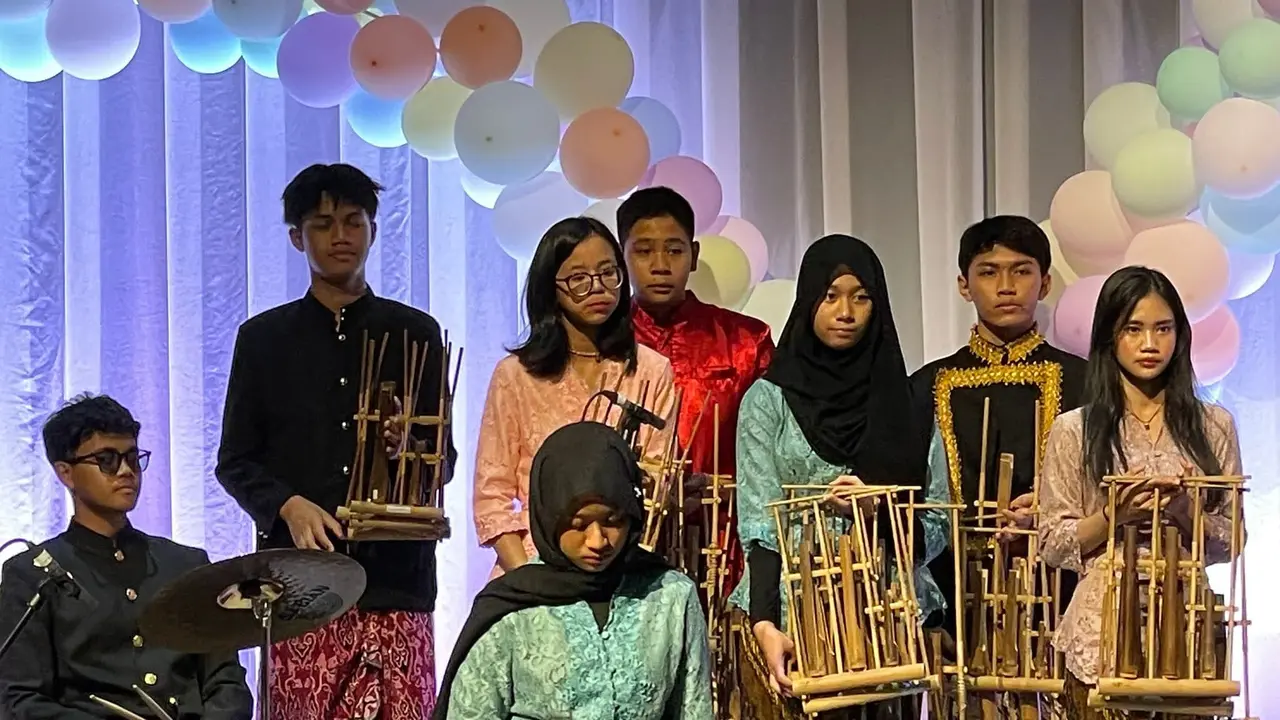 Siswa Sekolah Republik Indonesia Tokyo (SRIT) unjuk penampilan kesenian angklung dalam Min On Kid`s Festa 2023 di Min On Culture Center, Tokyo pada Kamis, 27 Juli 2023.