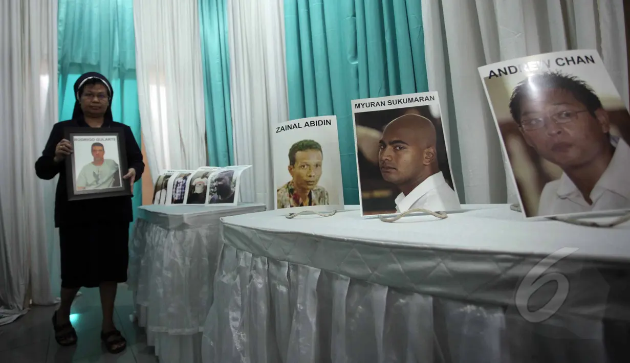 Foto Rodrigo Gularte dan terpidana lainnya dipajang di Rumah Duka RS Carolus, Jakarta, Rabu, (29/4/2015). Jenazah tiba sekitar pukul 12.50 WIB. (Liputan6.com/Helmi Afandi)