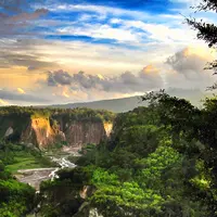 Berada di satu provinsi, Ngarai Sianok punya pesona tandingan akan Lembah Harau.