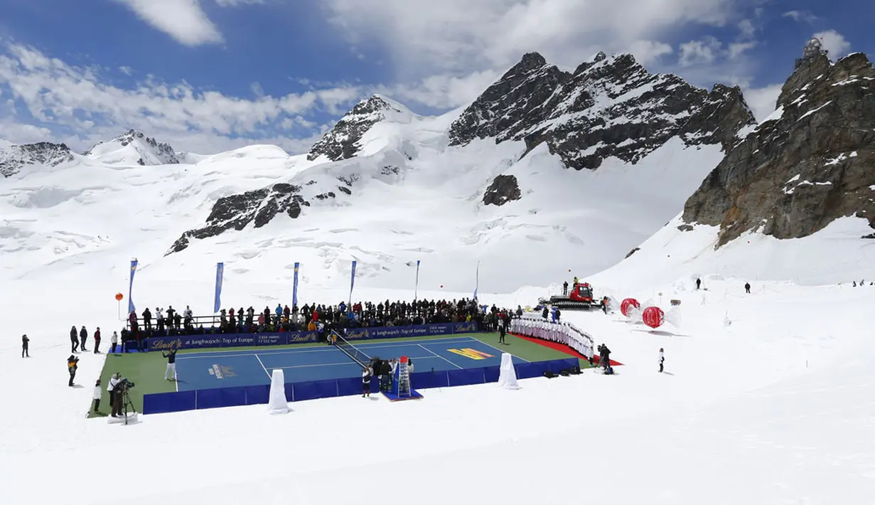 Suasana laga promosi gletser Aletsch, Jungfraujoch, (17/7/2014), antara petenis nomor tiga dunia, Roger Federer kontra pemain ski AS, Lindsey Vonn. (REUTERS/Denis Balibouse)