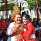 Wali Kota Semarang Hevearita G Rahayu bersama cicit pencipta lagu Indonesia Raya WR Supratman, Antea Putri Turk usai upacara memperingati HUT 79 Kemerdekaan Indonesia di halaman Balai Kota Semarang. Foto: liputan6.com/edhie prayitno ige&nbsp;