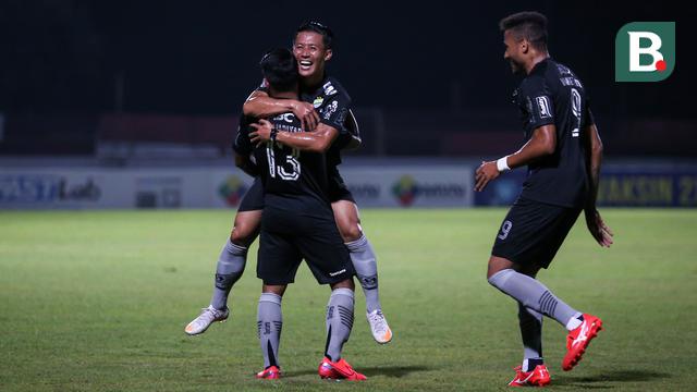Foto: Teja Paku Alam Gagalkan Penalti Mantan, Persib Bandung Kalahkan Pemuncak Klasemen BRI Liga 1