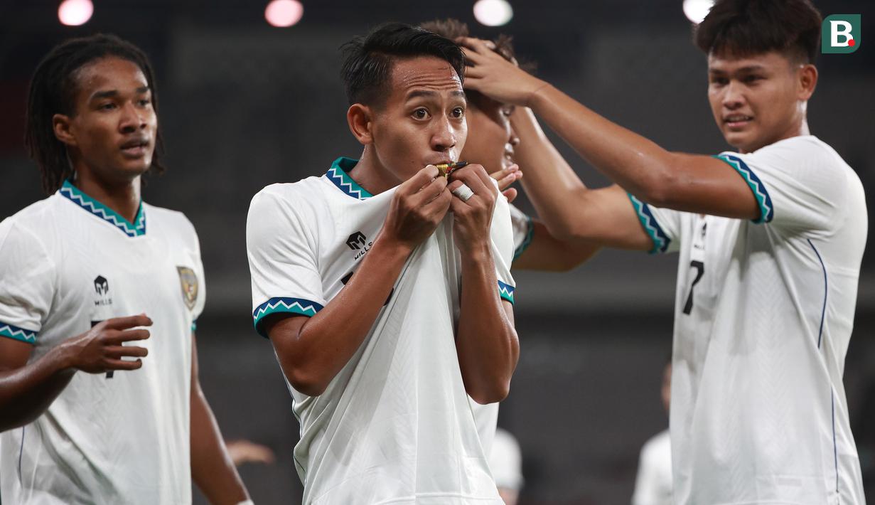 <p>Pemain Timnas Indonesia U-22, Beckham Putra (tengah) melakukan selebrasi setelah mencetak gol ke gawang Timnas Lebanon U-22 pada laga leg kedua uji coba di Stadion Utama Gelora Bung Karno (SUGBK), Jakarta, Minggu (16/4/2023). Timnas Indonesia U-22 menang dengan skor 1-0. (Bola.com/M Iqbal Ichsan)</p>