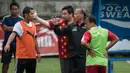 Pelatih asal Belanda, Guus Griet, memberikan pelatihan pada acara Forum Pelatih Liga Bola Indonesia di Sabnani Park, Tanggerang, Banten, Minggu (17/7/2016). (Bola.com/Vitalis Yogi Trisna)