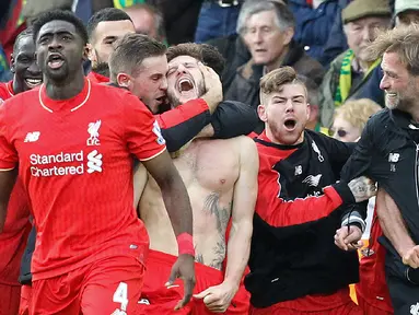 Pemain Liverpool, Adam Lallana (tengah), merayakan gol penentu yang dicetaknya di menit ke-90+2 ke gawang Norwich City dalam laga Liga Inggris di Stadion Carrow Road, Norwich, Sabtu (23/1/2016). Liverpool menang 5-4. (AFP/Lindsey Parnaby)