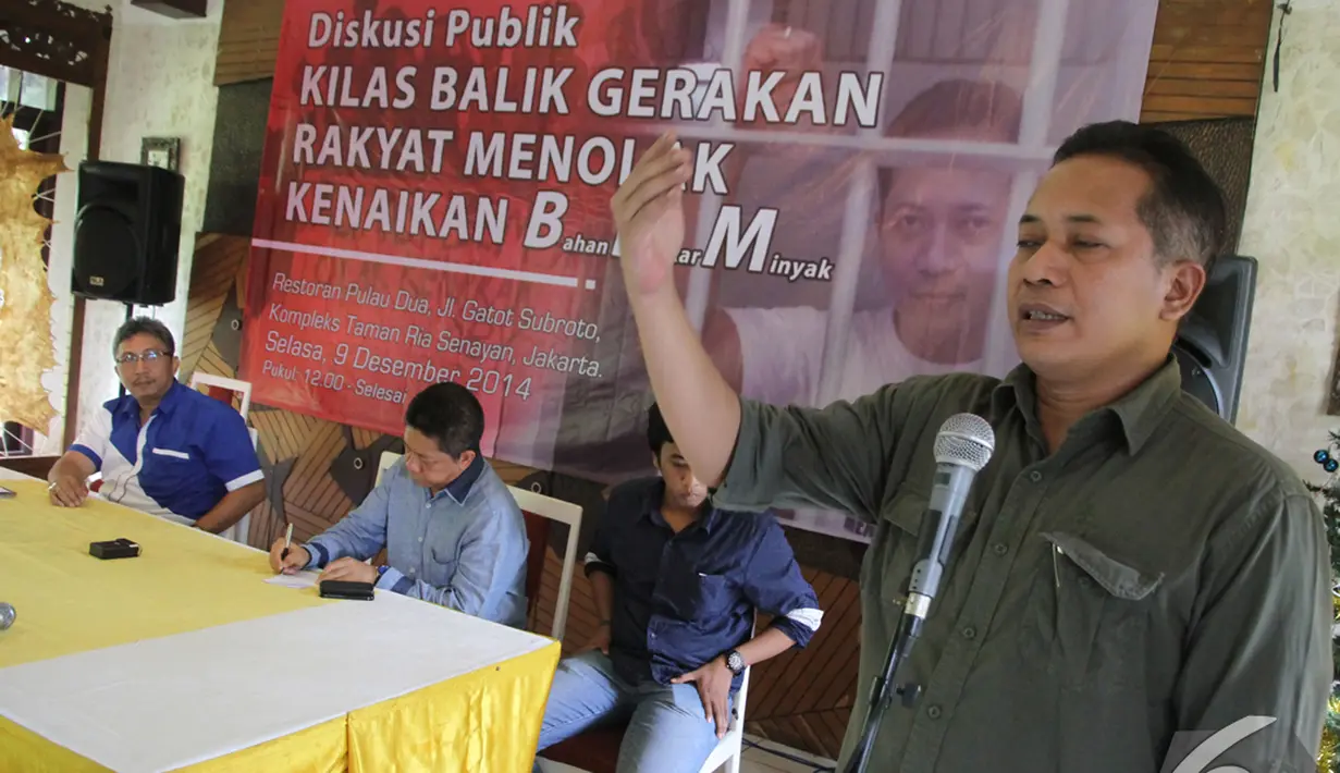 Aktivis 80 Ferry Juliantono (kanan) saat menjadi pembicara diskusi publik di Jakarta, Selasa (9/12/2014). (Liputan6.com/Andrian M Tunay)