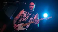 Dilempar Urin, Gitaris Band Cadas Ini Jotos Penonton