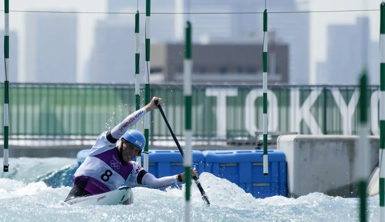 Atlet Kano asal Republik Ceska, Lukas Rohan, saat melakukan sesi latihan jelang Olimpiade di Kasai Canoe Slalom, Tokyo, Selasa (20/7/2021). (Foto: AP/Natacha Pisarenko)
