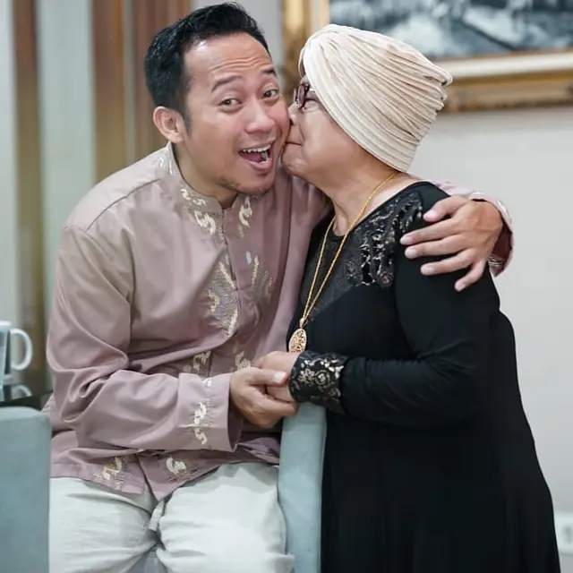 Ibunda Meninggal Dunia, Ini 6 Momen Kenangan Denny Cagur dan Sang Mama