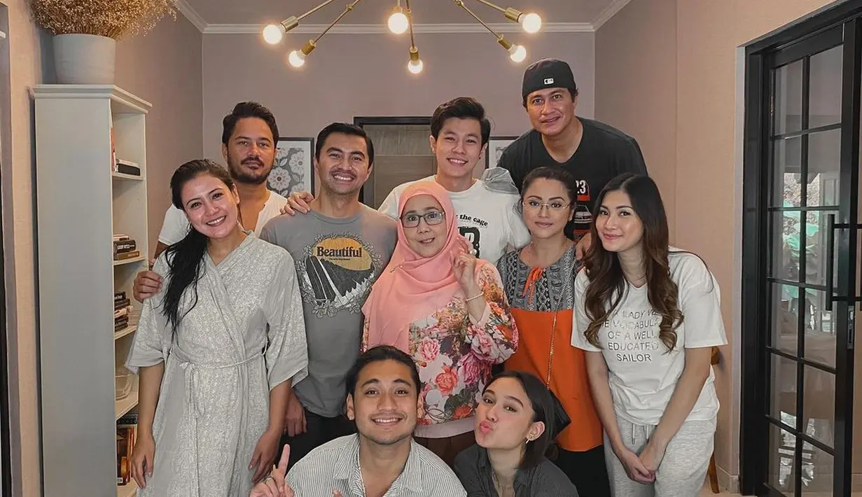 Momen kebersamaan dengan cast Love Story jadi sesuatu yang akan ia rindukan. Ia menyebut para cast dan kru sebagai keluarga. (Instagram @emeraldyrafael)