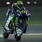 Pebalap Movistar Yamaha, Valentino Rossi, mengikuti latihan bebas hari ke-2 GP Qatar di Sirkuit Losail, Doha, Sabtu (19/3/2016) dini hari WIB. Pada sesi ini, pria Italia itu berada pada peringkat ke-7 dengan waktu 1 menit 55,883 detik. (EPA/STR)