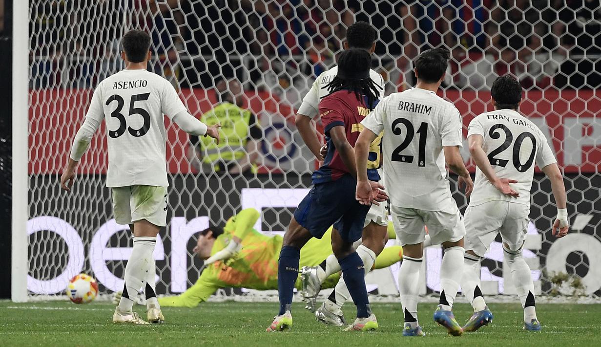 Pemain Barcelona, Jules Kounde mencetak gol penentu kemenangan ke gawang Real Madrid dalam laga final Copa Del Rey di La Cartuja stadium, Sevilla, Spanyol. (AFP/Josep Lago)